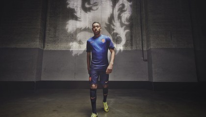 开云体育2026-F1街道赛之夜，当阿劳霍在末节接管比赛，我们看见了什么？