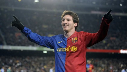 开云体育中国-姆巴佩爆发与那不勒斯稳胜，足球世界的两重奏，奏响绿茵哲学