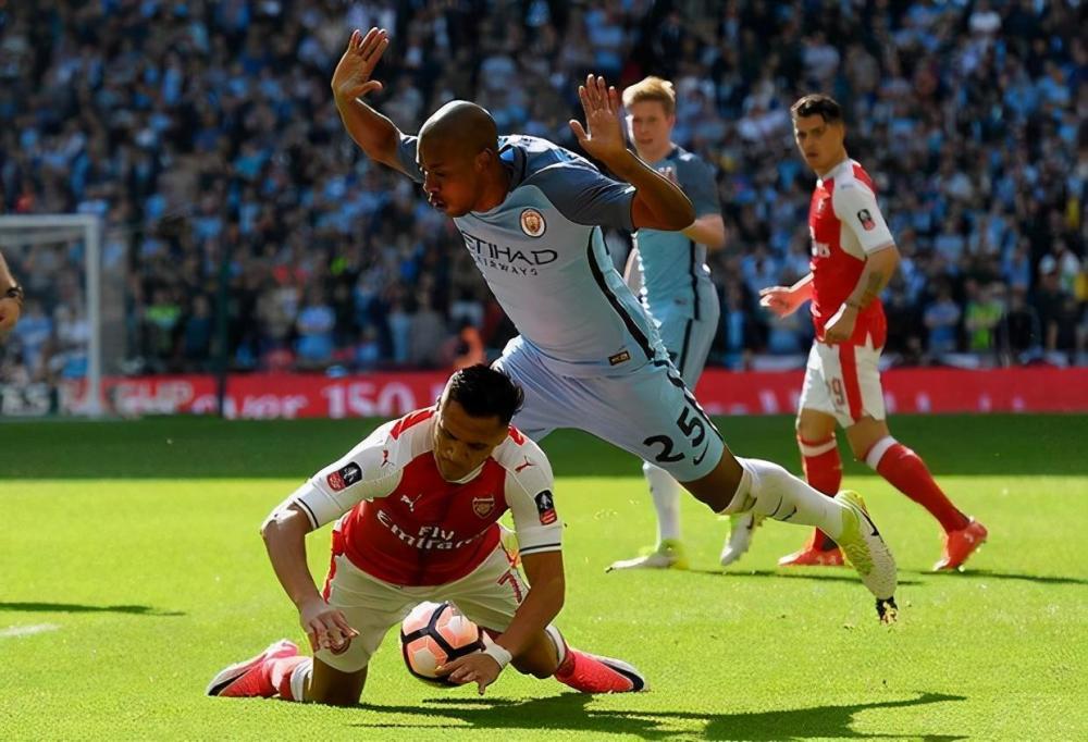 勒沃库森碾压巴萨，奥亚尔萨瓦尔刷新纪录