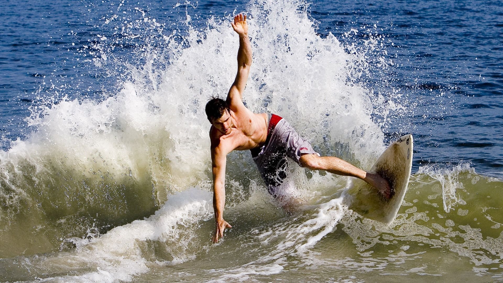 孔德一剑封喉，新西兰如何用南太平洋的风暴掀翻黄色潜水艇